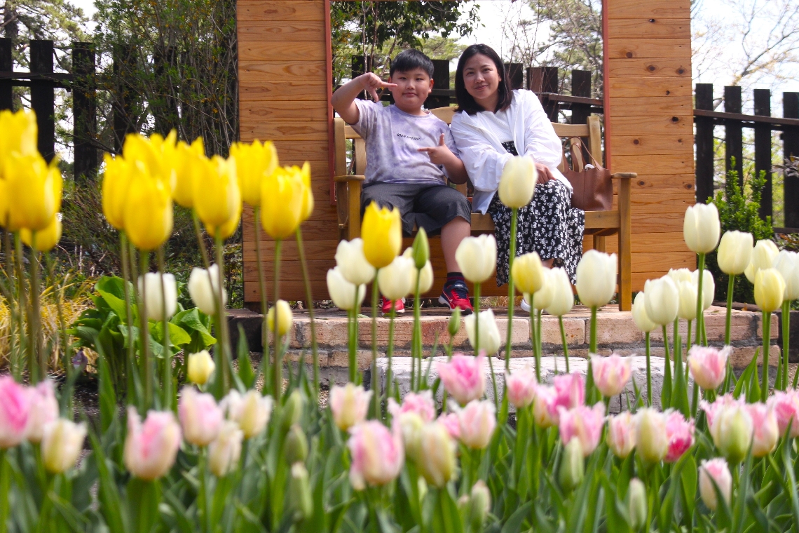 くじゅう花公園の久住ガーデンに新設されたフォトスポット。花々との記念写真を撮影できる