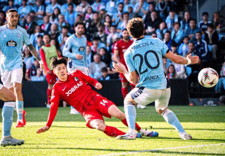 セルタ戦の前半、ゴールを決めるフライブルクの鈴木唯人＝ビゴ（共同）