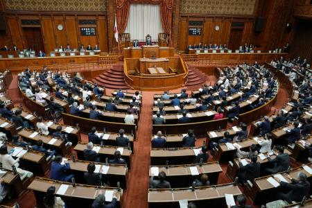 自動車運転処罰法改正案を可決した参院本会議＝１７日午前