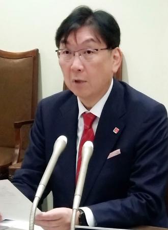 記者会見する日本化学繊維協会の内川哲茂会長＝１７日午後、東京都中央区