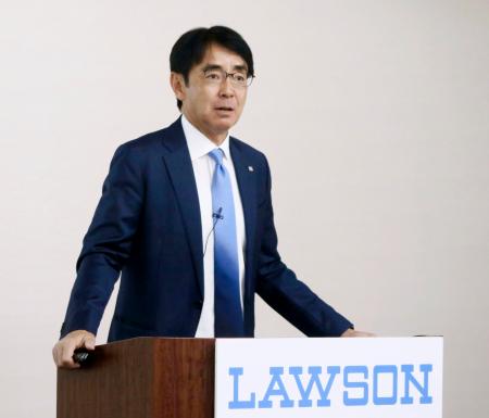 記者会見するローソンの竹増貞信社長＝１７日午前、東京都中央区