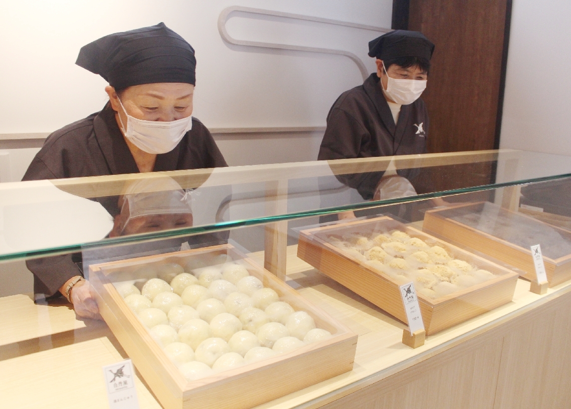 「白丹屋」で酒かすまんじゅうやおはぎを準備するスタッフ＝竹田市久住町久住