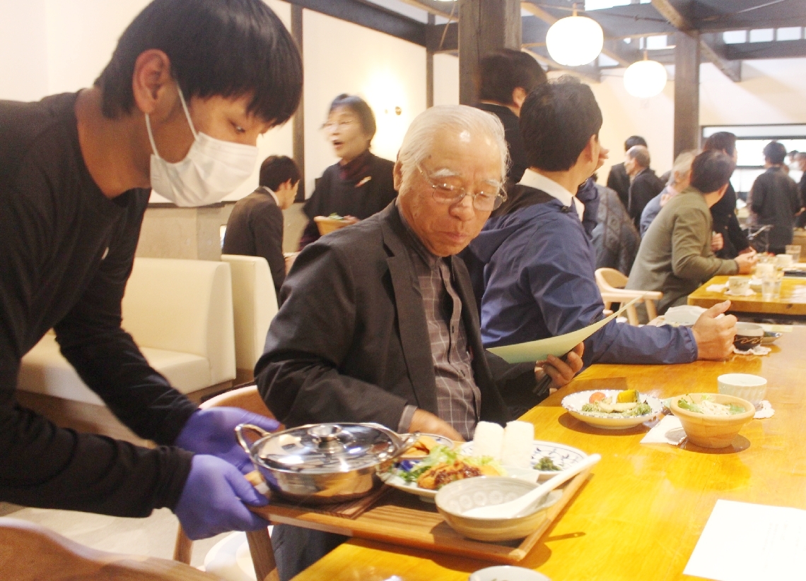 内覧会でにぎわう「山田や」の店内