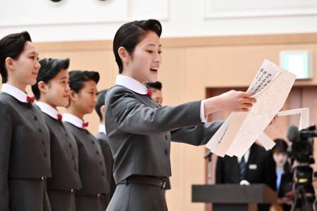 宝塚音楽学校の入学式で答辞を述べる、新入生総代の西前比草さん＝１８日午前、兵庫県宝塚市