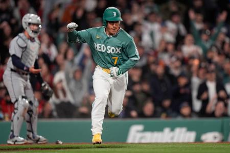 タイガース戦の延長十回、サヨナラ打を放ちガッツポーズするレッドソックスの吉田正尚＝１７日、ボストン（ＡＰ＝共同）