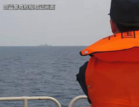 中国軍が１７日撮影の映像として公開した、台湾海峡を通過する海上自衛隊の護衛艦「いかづち」（左奥）（同軍の「微信（ウィーチャット）」の公式アカウントから、共同）