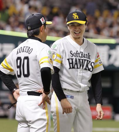 ９回途中無失点で２勝目を挙げ、小久保監督（左）から声をかけられ笑顔のソフトバンク・上沢＝みずほペイペイドーム