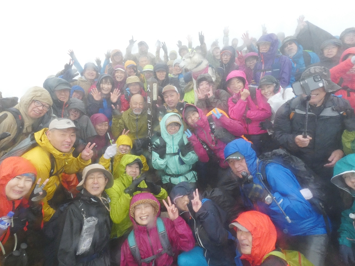 山頂に集合した登山者