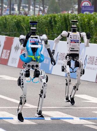 ハーフマラソン大会で、次々とゴールする人型ロボット＝１９日、北京（共同）