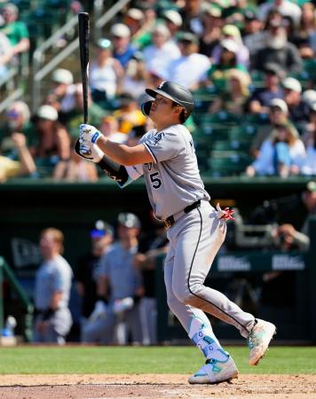 アスレチックス戦の７回、２試合連続の本塁打となる７号ソロを放つホワイトソックス・村上＝サクラメント（共同）