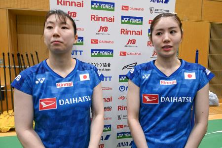 バドミントンの日本代表合宿で取材に応じる志田千陽（右）と五十嵐有紗＝１９日、味の素ナショナルトレーニングセンター