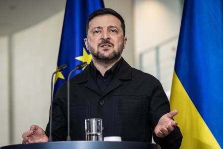 記者会見するウクライナのゼレンスキー大統領＝１４日、ドイツ・ベルリン（ゲッティ＝共同）