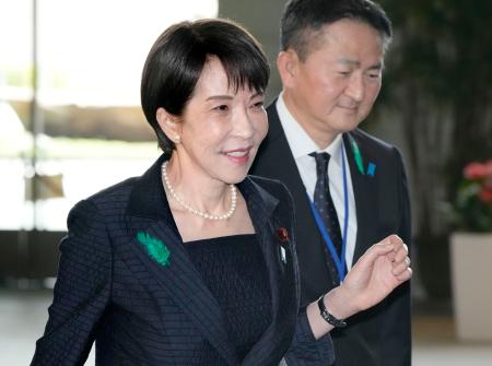 首相官邸に入る高市首相＝２０日午前