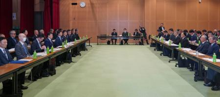 高機動ロケット砲システム「ハイマース」射撃訓練の複数回実施を巡り、協議する防衛省の職員ら（左）と地元自治体の首長ら＝２０日午後、静岡県御殿場市