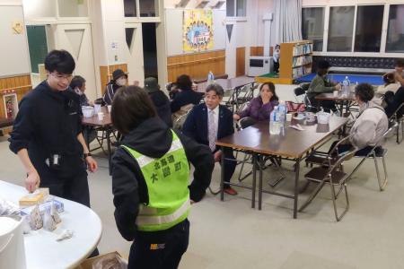 津波警報を受けて避難所に集まった人たち＝２０日午後６時４３分、北海道大樹町