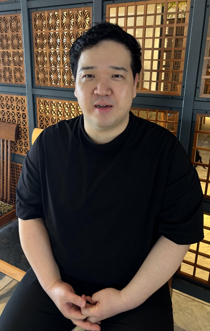 地元への思いを語る紀野洋孝さん。コンサート代表として準備に奔走した