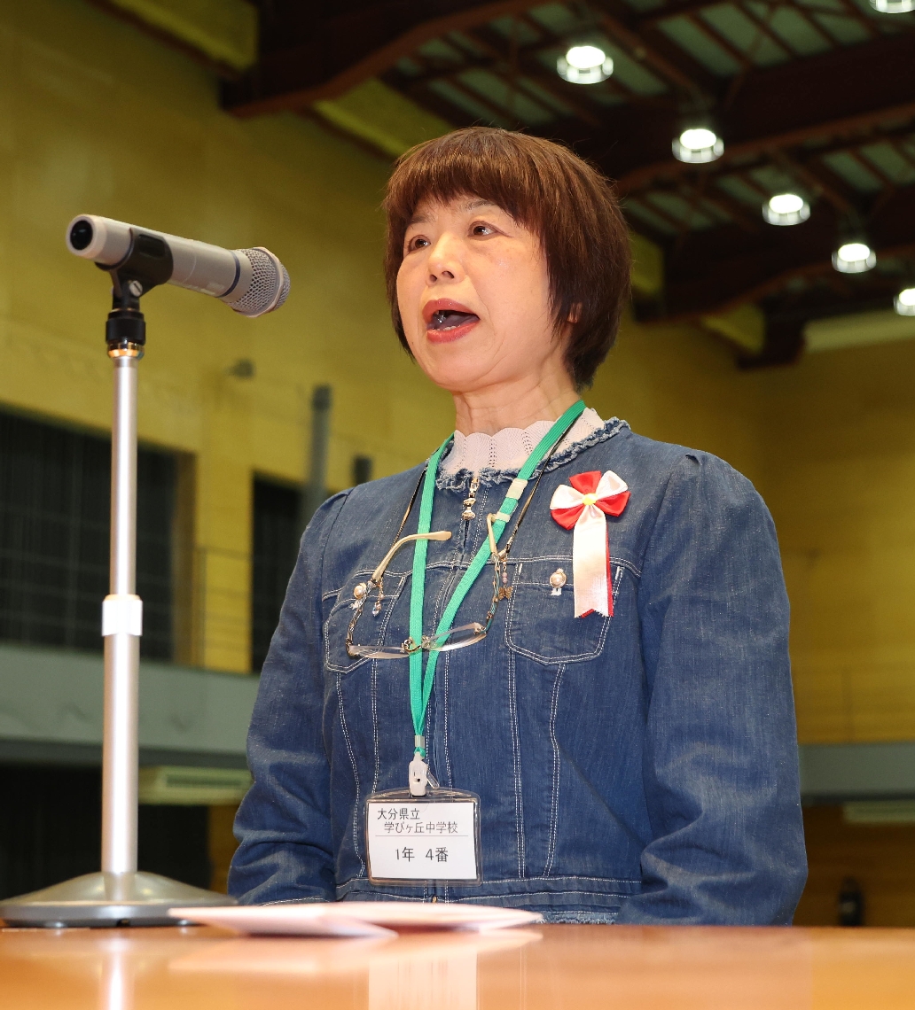新入生を代表して宣誓する大島紅さん