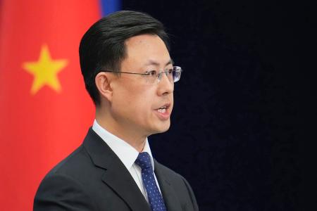 記者会見する中国外務省の郭嘉昆副報道局長＝２１日、北京（共同）