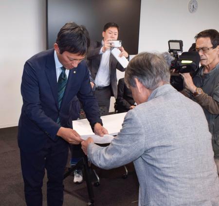 輸送機Ｖ２２オスプレイの訓練許可取り消しを求める要請書を受け取る熊本県八代市の小野泰輔市長（奥）＝２１日午後、八代市役所