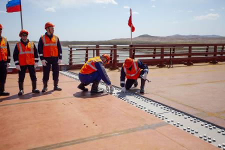 ロ朝国境を流れる豆満江に架かる自動車橋＝２１日（ロシア運輸省提供・共同）