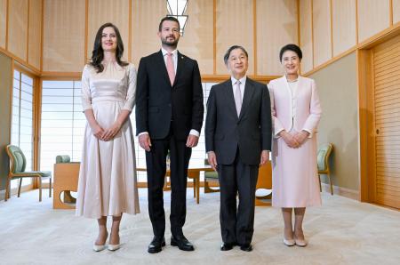 モンテネグロのミラトビッチ大統領夫妻との会見に臨まれる天皇、皇后両陛下＝２１日午後、皇居・御所（代表撮影）
