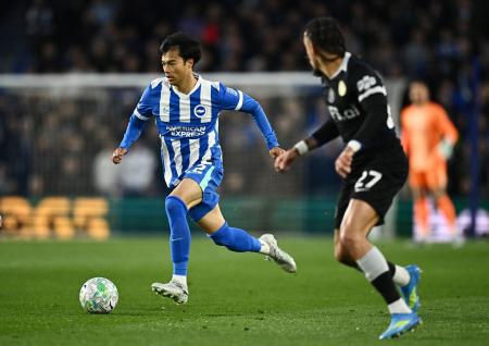 後半途中までプレーしたブライトンの三笘薫（左）＝２１日（ロイター＝共同）