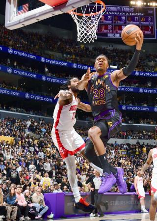 ロケッツ戦で攻めこむレーカーズの八村（右）＝ロサンゼルス（ＮＢＡＥ・ゲッティ＝共同）