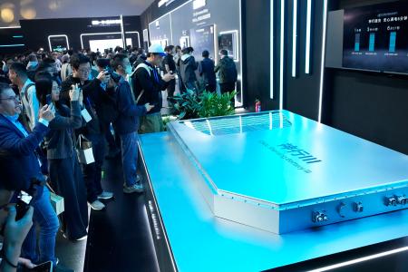 ＣＡＴＬが展示した６分余りでフル充電に達するという電気自動車用電池の模型＝２１日、北京（共同）