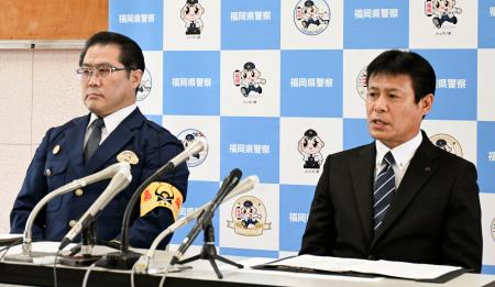 記者会見する福岡県警の幹部＝２２日午後、福岡県警嘉麻署