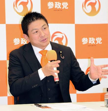 記者会見する参政党の神谷代表＝２２日午後、国会内
