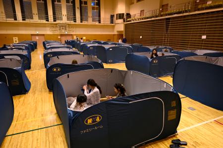 避難した人たち＝２２日午後８時３６分、岩手県大槌町