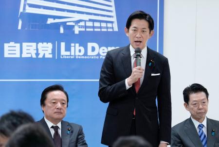 自民党本部で開かれたイラン情勢に関する関係合同会議であいさつする小林政調会長＝２３日午前、東京・永田町