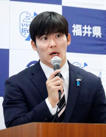 記者会見する福井県の石田嵩人知事＝２３日午前、福井県庁