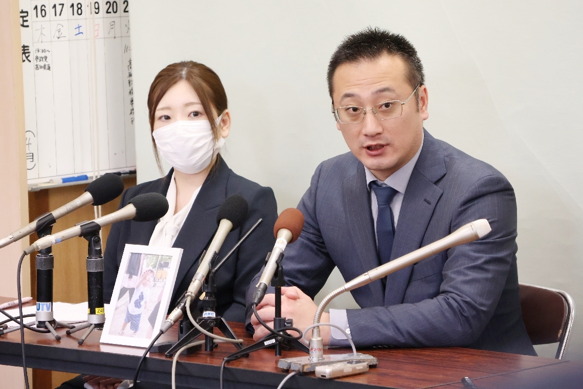 記者会見で悲痛な思いを語る神農諭哉さん（右）と彩乃さん＝４月１３日、高知県庁