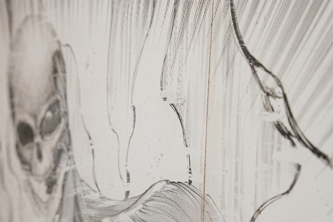 ホワイトのインクを絵の上から塗り、臨場感を出した原画。諫山創さんは「どうしようもない絵を、なんとか少しでもマシに見せたいともがいた」とコメント