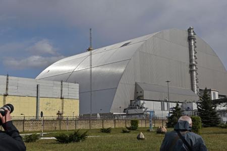 チョルノービリ原発を覆うシェルター＝２３日、ウクライナ北部（共同）