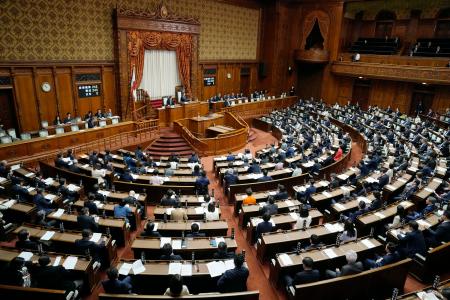 パスポートの申請手数料を引き下げるための改正旅券法が全会一致で可決、成立した参院本会議＝２４日午前