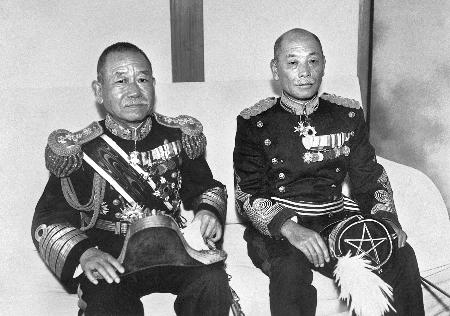 二・二六事件で岡田啓介首相（左）と間違われて殺された松尾伝蔵大佐（撮影年月日不明）