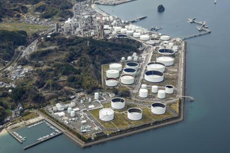 愛媛県今治市の菊間国家石油備蓄基地＝３月（共同通信社ヘリから）