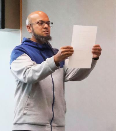 地域交通安全活動推進委員の委嘱状を受け取った発句ムハマッドアミヌルさん＝２４日午前、福岡県警東署