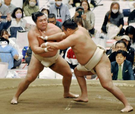 大相撲春巡業の朝稽古で、豊昇龍（右）と相撲を取る霧島＝さいたま市