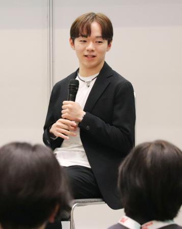 トークショーに登壇したフィギュアスケート男子の鍵山優真＝２４日、東京都内