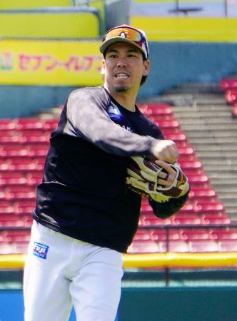 １軍の投手練習に合流し、キャッチボールで調整する楽天の前田健＝楽天モバイルパーク