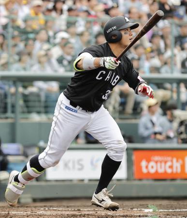 ２回ロッテ２死一、二塁、佐藤が右越えに先制３ランを放つ＝リブワーク藤崎台