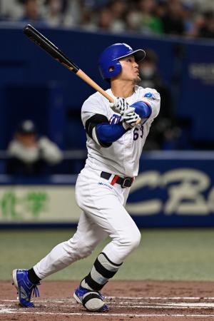 ２回中日１死、板山が右越えに先制の満塁本塁打を放つ＝バンテリンドーム