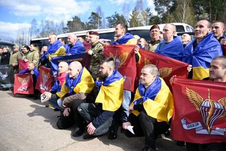 ２４日、捕虜交換で解放され、記念撮影するウクライナ兵＝ウクライナ北部チェルニヒウ州（共同）