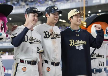 ヒーローインタビューを終え、ポーズをとるオリックスの（左から）吉田、太田、高島＝京セラドーム