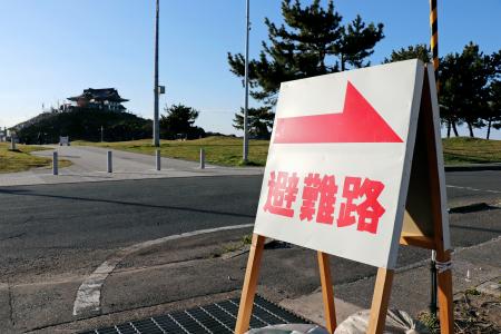 青森県八戸市の蕪島周辺に設置された避難経路を示す看板＝２４日