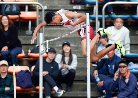 男子棒高跳び　５メートル４５をクリアし２連覇を果たした原口篤志＝レモンガススタジアム平塚
