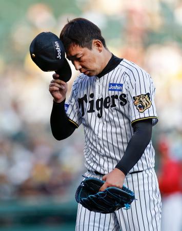 同点に追い付かれた９回を終え、ベンチに戻る阪神・岩崎＝甲子園